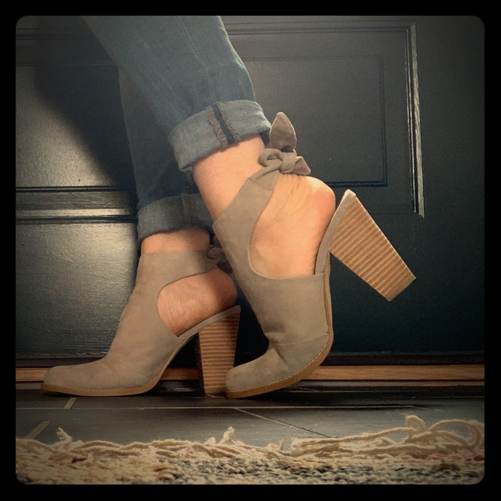 Splendid bow back suede bootie
